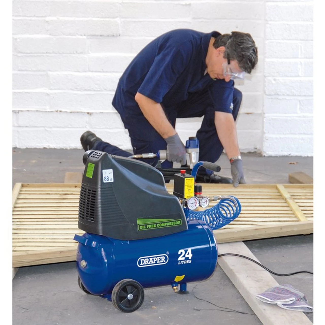 Draper 24978 Oil Free Air Compressor 24L (1.1kW) 4 Draper 24978 Oil Free Air Compressor 24L (1.1kW) - Image 2